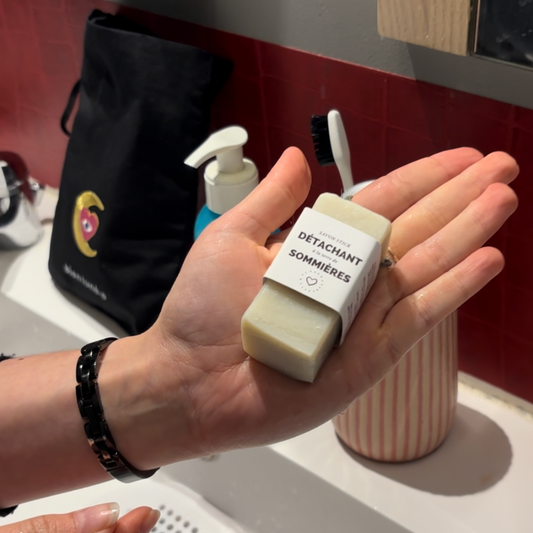 Savon détachant à la terre de Sommière pour serviettes hygiéniques lavables et culottes menstruelles
